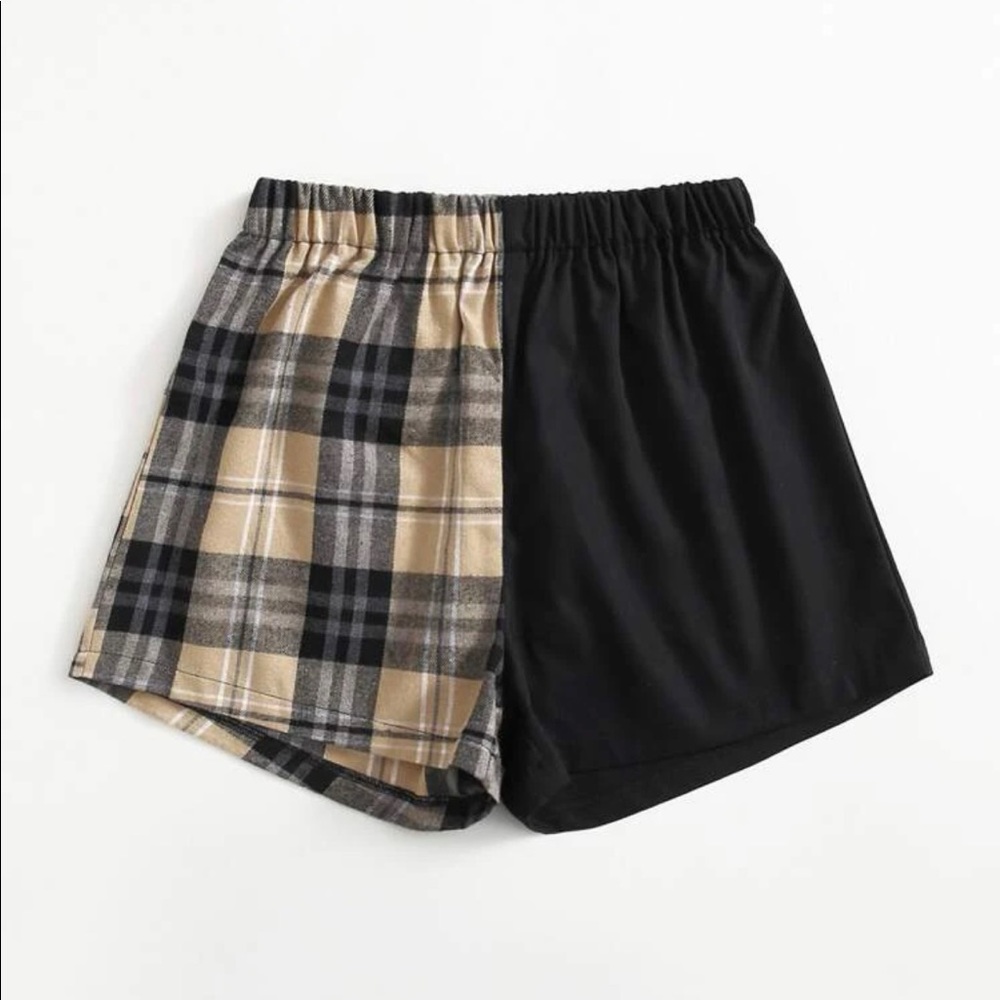 It is a size 8/10. Romwe brand. It is plaid patched pocket shorts.